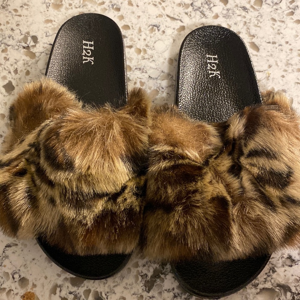 Fur sandals
